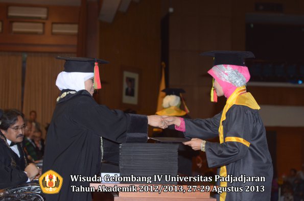 wisuda-unpad-gel-iv-ta-2012_2013-fakultas-mipa-oleh-dekan-106