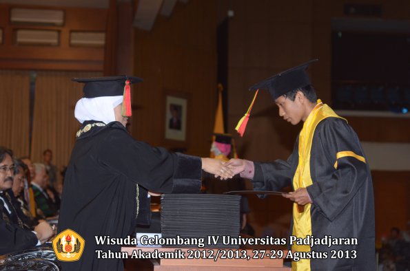 wisuda-unpad-gel-iv-ta-2012_2013-fakultas-mipa-oleh-dekan-107