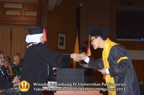 wisuda-unpad-gel-iv-ta-2012_2013-fakultas-mipa-oleh-dekan-108