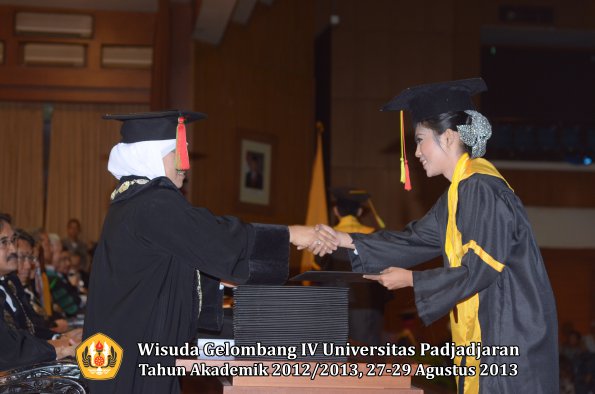 wisuda-unpad-gel-iv-ta-2012_2013-fakultas-mipa-oleh-dekan-109