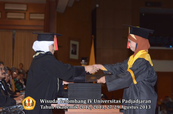 wisuda-unpad-gel-iv-ta-2012_2013-fakultas-mipa-oleh-dekan-110