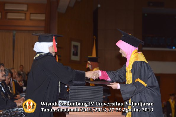 wisuda-unpad-gel-iv-ta-2012_2013-fakultas-mipa-oleh-dekan-111