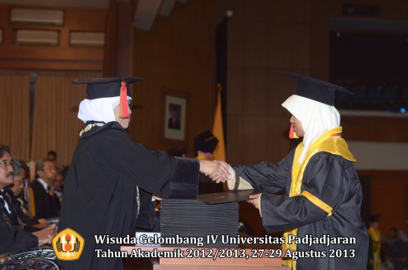 wisuda-unpad-gel-iv-ta-2012_2013-fakultas-mipa-oleh-dekan-112