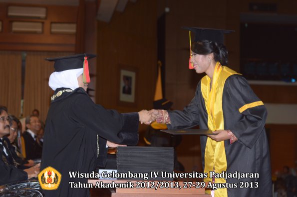 wisuda-unpad-gel-iv-ta-2012_2013-fakultas-mipa-oleh-dekan-113