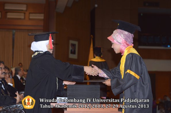 wisuda-unpad-gel-iv-ta-2012_2013-fakultas-mipa-oleh-dekan-114