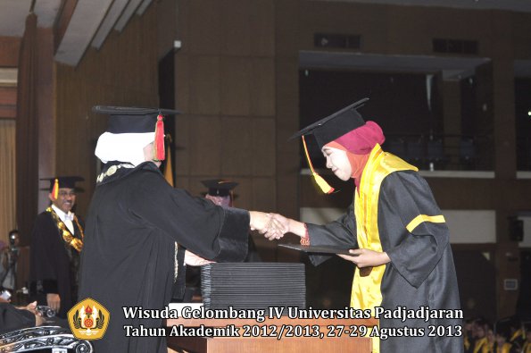 wisuda-unpad-gel-iv-ta-2012_2013-fakultas-mipa-oleh-dekan-115