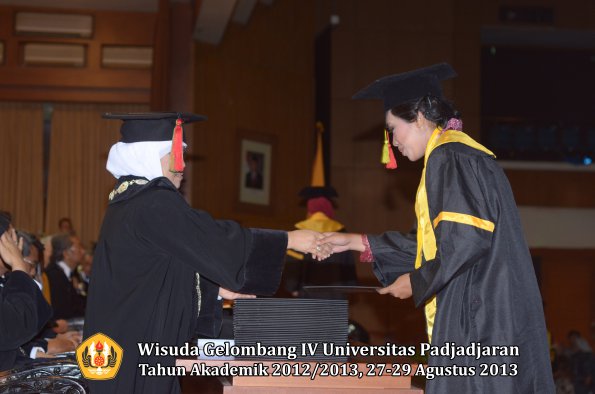 wisuda-unpad-gel-iv-ta-2012_2013-fakultas-mipa-oleh-dekan-116