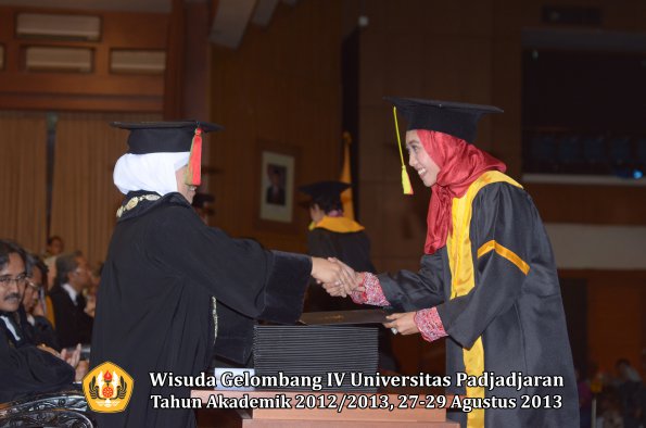 wisuda-unpad-gel-iv-ta-2012_2013-fakultas-mipa-oleh-dekan-117