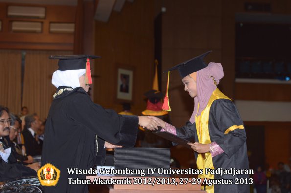 wisuda-unpad-gel-iv-ta-2012_2013-fakultas-mipa-oleh-dekan-118