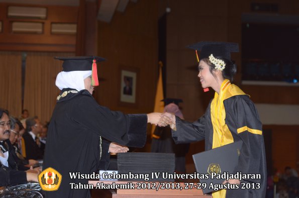 wisuda-unpad-gel-iv-ta-2012_2013-fakultas-mipa-oleh-dekan-119