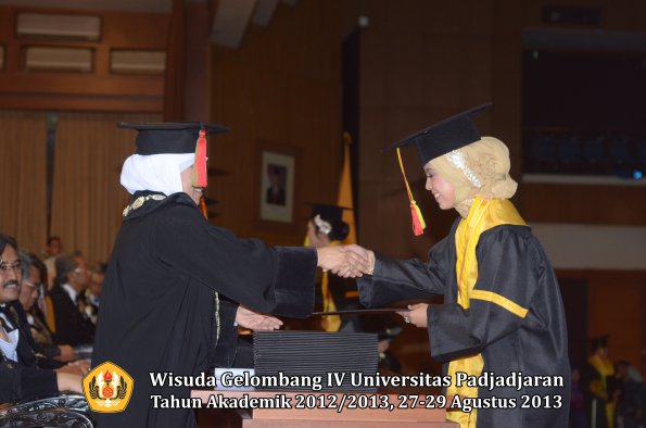 wisuda-unpad-gel-iv-ta-2012_2013-fakultas-mipa-oleh-dekan-120