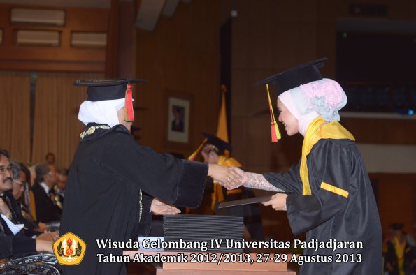 wisuda-unpad-gel-iv-ta-2012_2013-fakultas-mipa-oleh-dekan-122