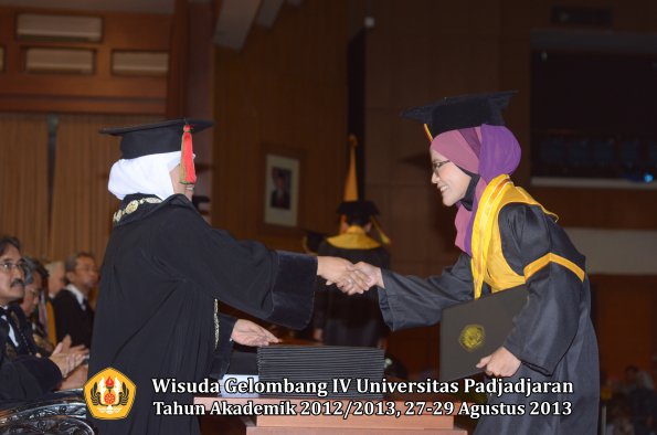 wisuda-unpad-gel-iv-ta-2012_2013-fakultas-mipa-oleh-dekan-125