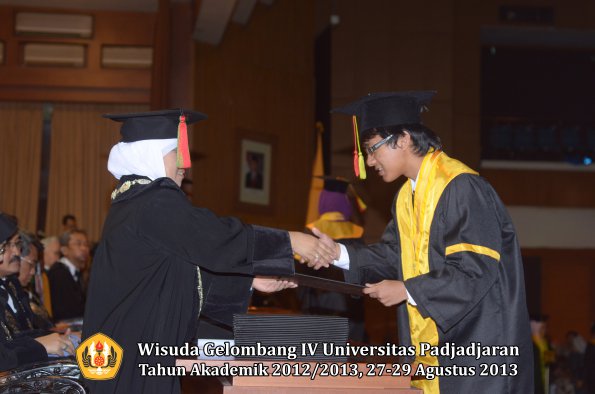 wisuda-unpad-gel-iv-ta-2012_2013-fakultas-mipa-oleh-dekan-126