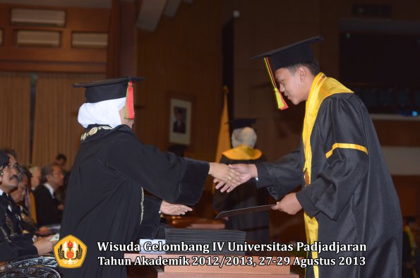 wisuda-unpad-gel-iv-ta-2012_2013-fakultas-mipa-oleh-dekan-132