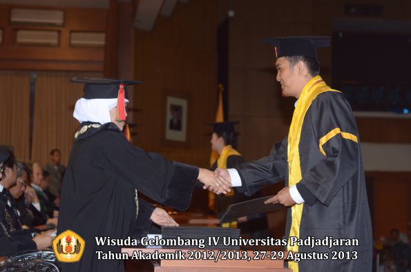 wisuda-unpad-gel-iv-ta-2012_2013-fakultas-mipa-oleh-dekan-134