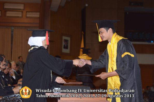 wisuda-unpad-gel-iv-ta-2012_2013-fakultas-mipa-oleh-dekan-136