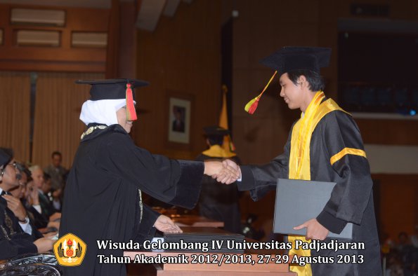 wisuda-unpad-gel-iv-ta-2012_2013-fakultas-mipa-oleh-dekan-137