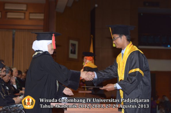 wisuda-unpad-gel-iv-ta-2012_2013-fakultas-mipa-oleh-dekan-141