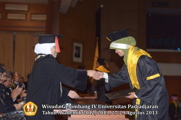 wisuda-unpad-gel-iv-ta-2012_2013-fakultas-mipa-oleh-dekan-142