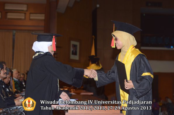 wisuda-unpad-gel-iv-ta-2012_2013-fakultas-mipa-oleh-dekan-146