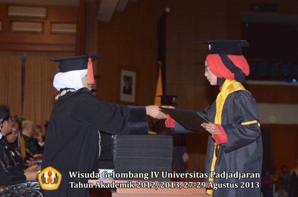 wisuda-unpad-gel-iv-ta-2012_2013-fakultas-mipa-oleh-dekan-152