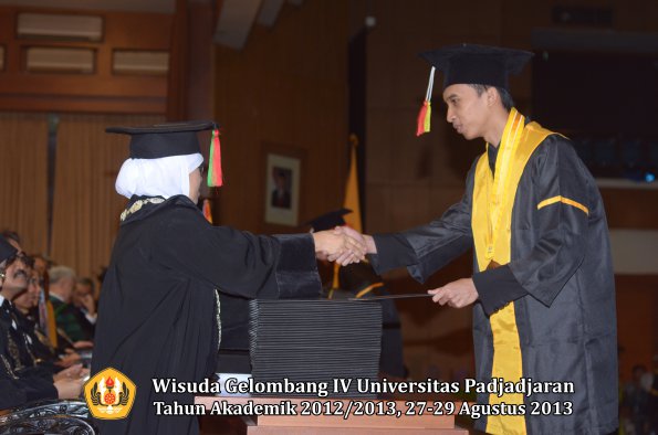 wisuda-unpad-gel-iv-ta-2012_2013-fakultas-mipa-oleh-dekan-153