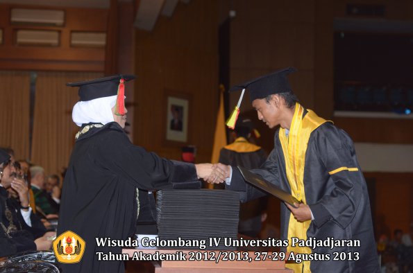 wisuda-unpad-gel-iv-ta-2012_2013-fakultas-mipa-oleh-dekan-154