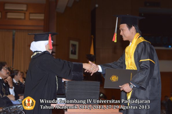 wisuda-unpad-gel-iv-ta-2012_2013-fakultas-mipa-oleh-dekan-158