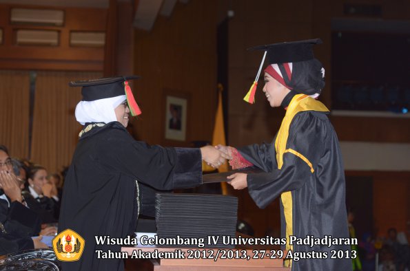 wisuda-unpad-gel-iv-ta-2012_2013-fakultas-mipa-oleh-dekan-160