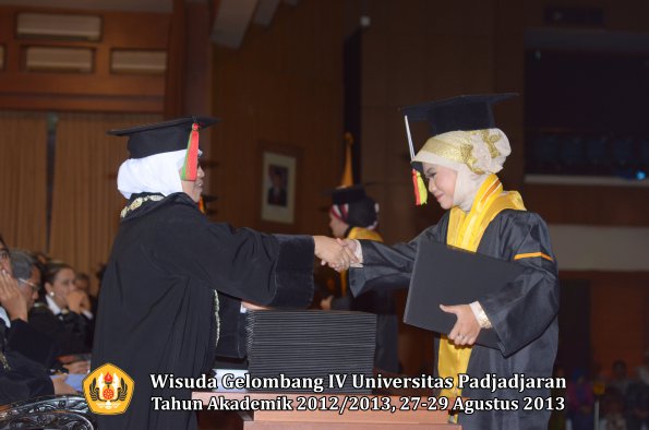 wisuda-unpad-gel-iv-ta-2012_2013-fakultas-mipa-oleh-dekan-161