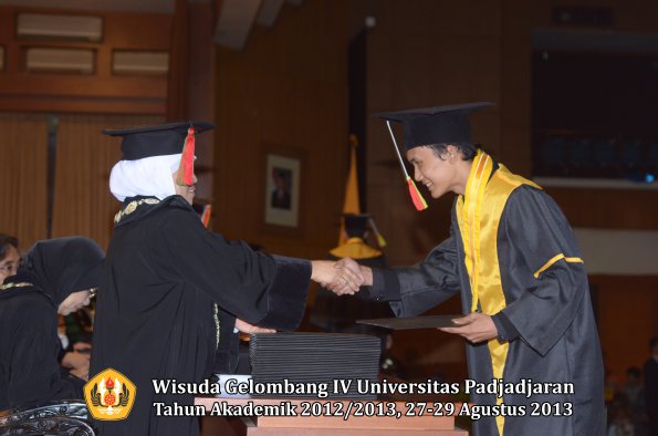 wisuda-unpad-gel-iv-ta-2012_2013-fakultas-mipa-oleh-dekan-171