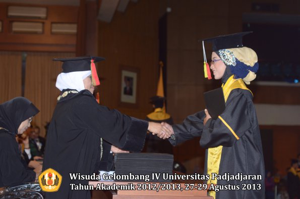 wisuda-unpad-gel-iv-ta-2012_2013-fakultas-mipa-oleh-dekan-172