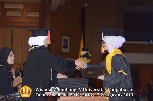 wisuda-unpad-gel-iv-ta-2012_2013-fakultas-mipa-oleh-dekan-173