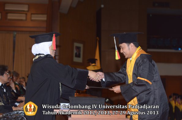 wisuda-unpad-gel-iv-ta-2012_2013-fakultas-mipa-oleh-dekan-181