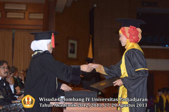 wisuda-unpad-gel-iv-ta-2012_2013-fakultas-mipa-oleh-dekan-182