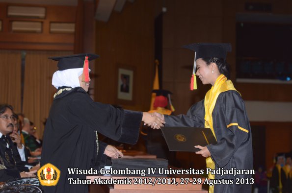 wisuda-unpad-gel-iv-ta-2012_2013-fakultas-mipa-oleh-dekan-184