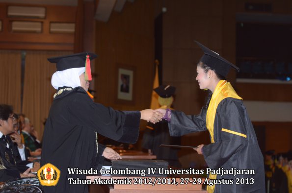 wisuda-unpad-gel-iv-ta-2012_2013-fakultas-mipa-oleh-dekan-186