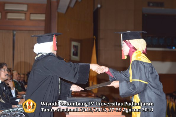 wisuda-unpad-gel-iv-ta-2012_2013-fakultas-mipa-oleh-dekan-187