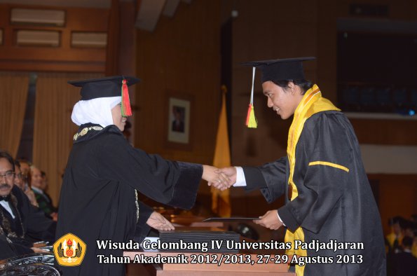 wisuda-unpad-gel-iv-ta-2012_2013-fakultas-mipa-oleh-dekan-188