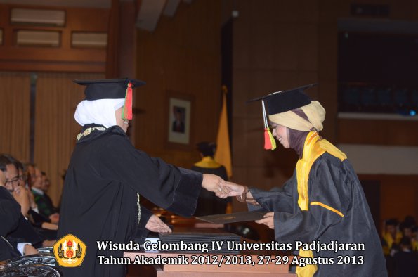 wisuda-unpad-gel-iv-ta-2012_2013-fakultas-mipa-oleh-dekan-189