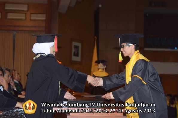 wisuda-unpad-gel-iv-ta-2012_2013-fakultas-mipa-oleh-dekan-190