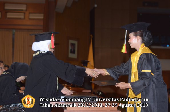 wisuda-unpad-gel-iv-ta-2012_2013-fakultas-mipa-oleh-dekan-191