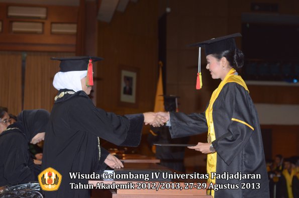 wisuda-unpad-gel-iv-ta-2012_2013-fakultas-mipa-oleh-dekan-192