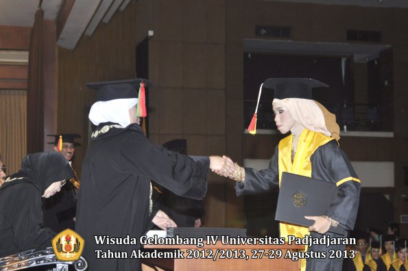 wisuda-unpad-gel-iv-ta-2012_2013-fakultas-mipa-oleh-dekan-193