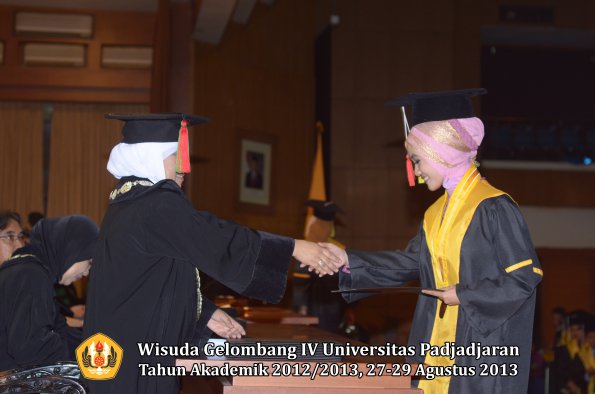 wisuda-unpad-gel-iv-ta-2012_2013-fakultas-mipa-oleh-dekan-194