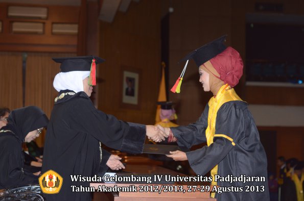 wisuda-unpad-gel-iv-ta-2012_2013-fakultas-mipa-oleh-dekan-195