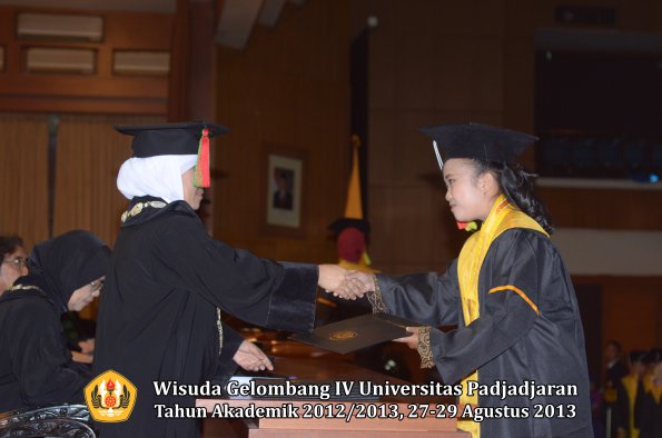 wisuda-unpad-gel-iv-ta-2012_2013-fakultas-mipa-oleh-dekan-196