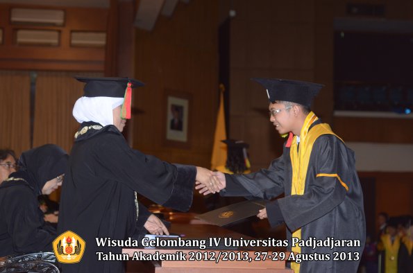 wisuda-unpad-gel-iv-ta-2012_2013-fakultas-mipa-oleh-dekan-197