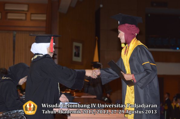 wisuda-unpad-gel-iv-ta-2012_2013-fakultas-mipa-oleh-dekan-198